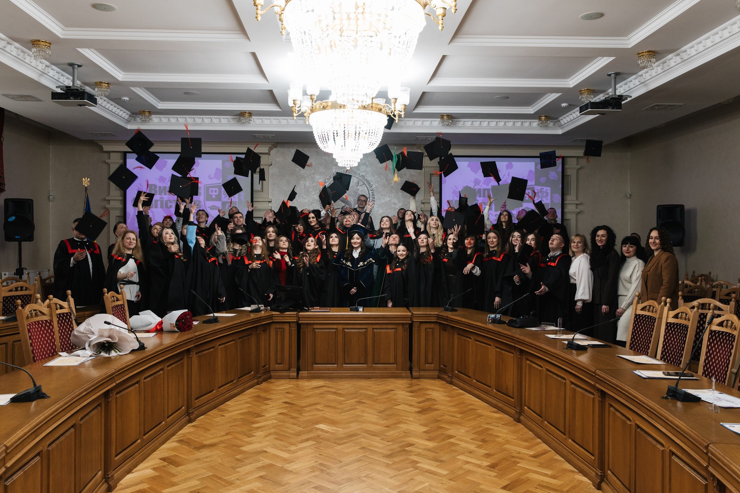 Урочисте вручення дипломів випускникам факультету фінансів та обліку