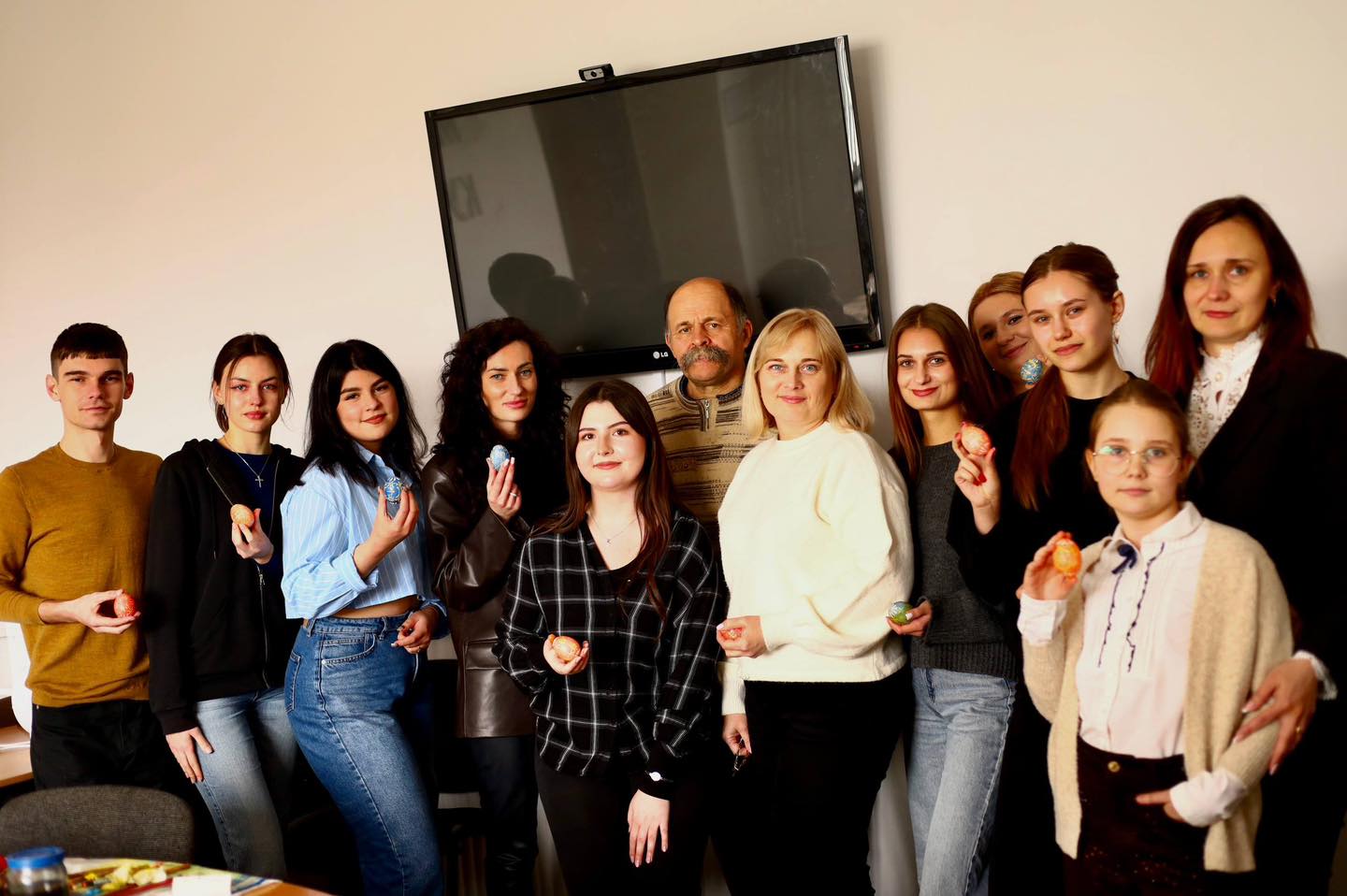 Майстер-клас «Створи свою писанку» від майстра народних художніх промислів Ярослава Осадци для студентів факультету фінансів та обліку